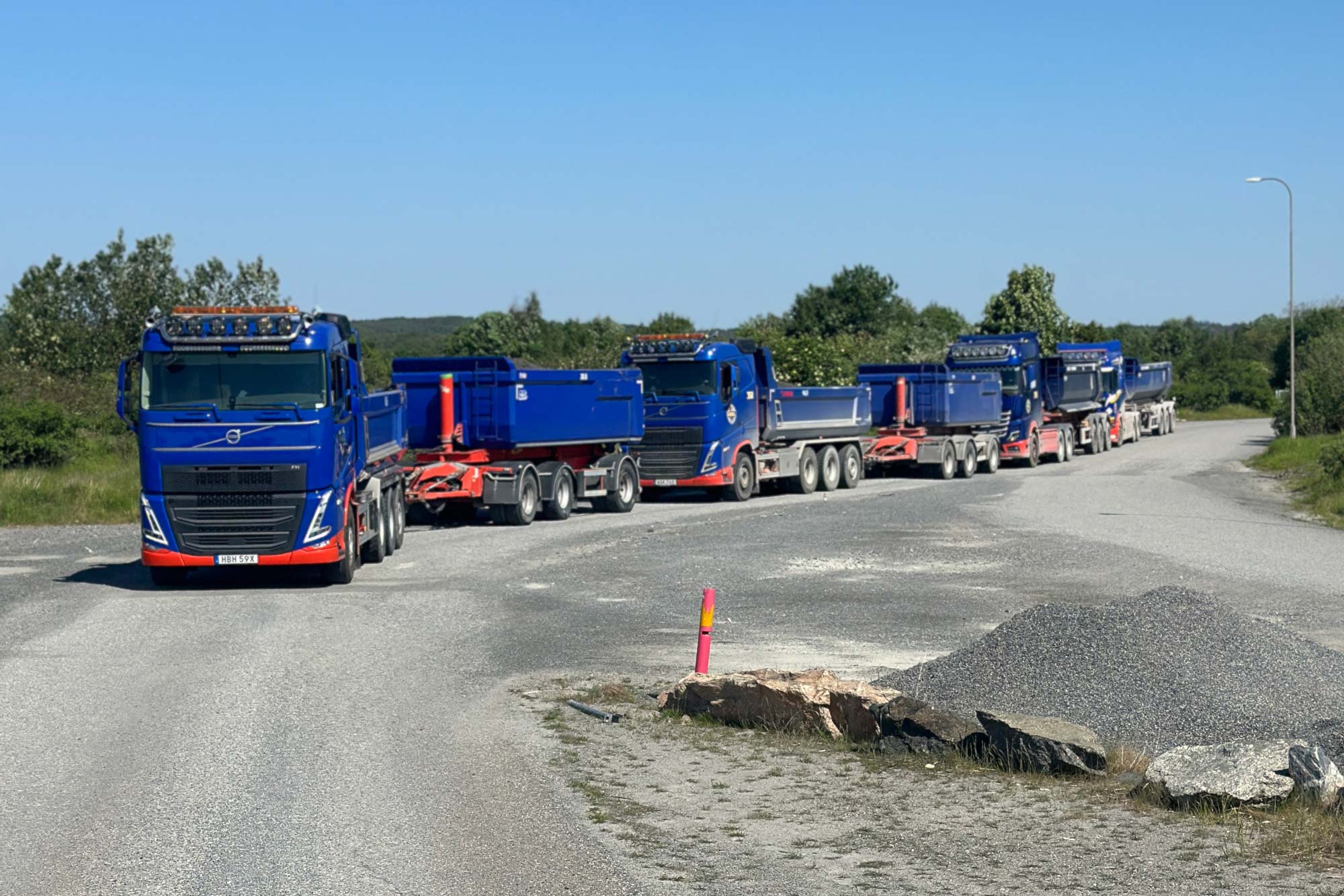 Flera lastbilar som åker på rad