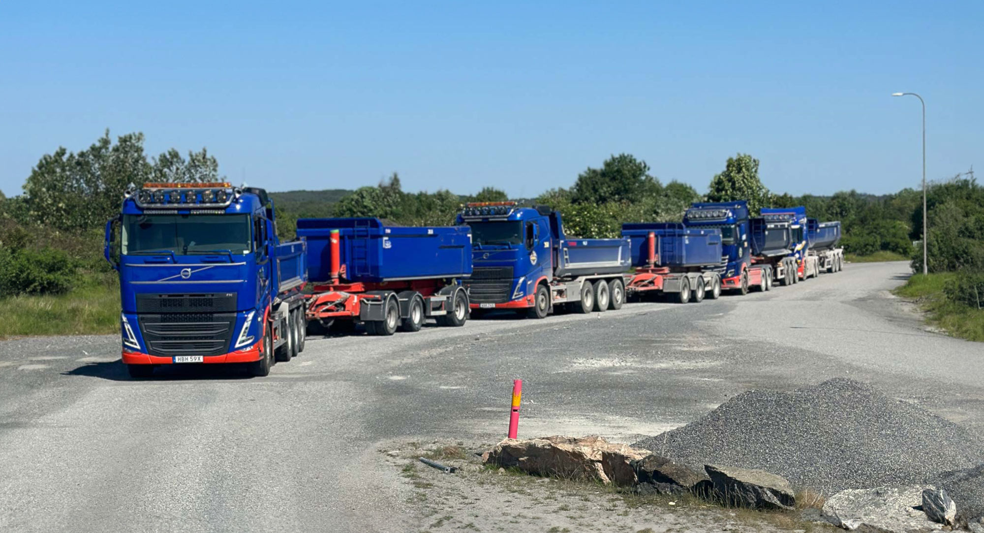 Flera lastbilar som åker på rad